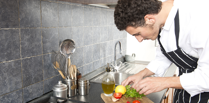 Hoe richt je een kleine keuken praktisch in?